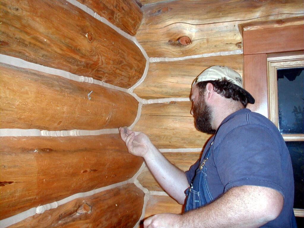 chinking log corner in a log home